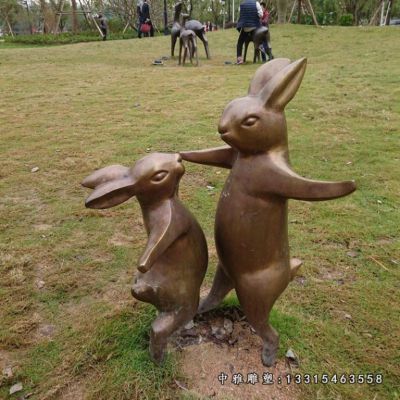 公园铜雕兔子动物