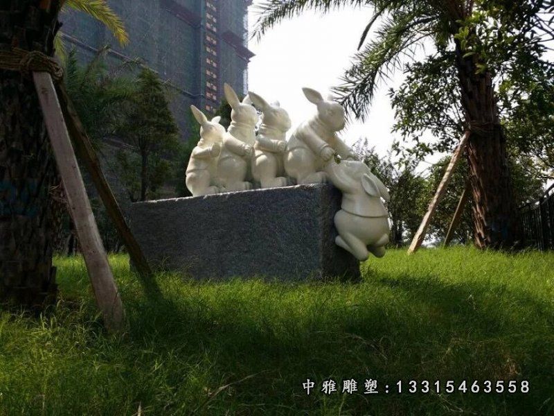 草坪石雕兔子