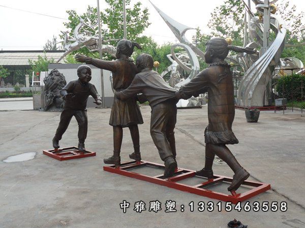 铜雕老鹰捉小鸡人物