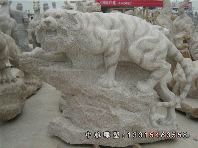 爬行老虎石雕