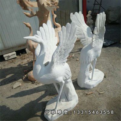广场展翅石雕仙鹤