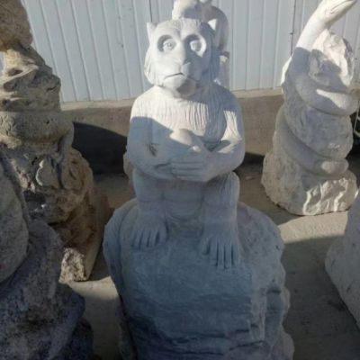 公园石雕抱桃猴