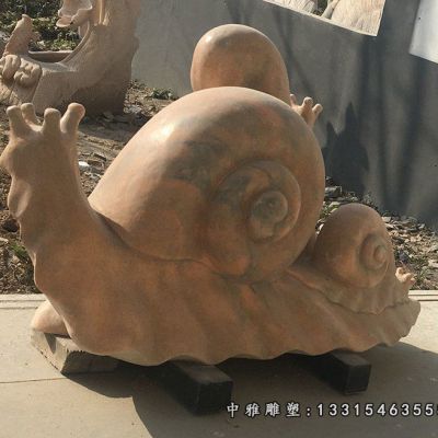 公园石雕爬行蜗牛
