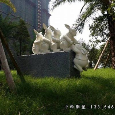 石雕公园卡通兔子