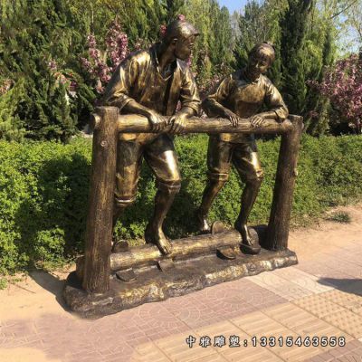 铜雕民俗踩水车人物