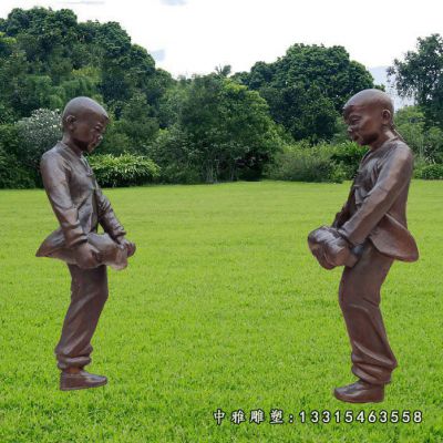 广场斗鸡儿童铜雕