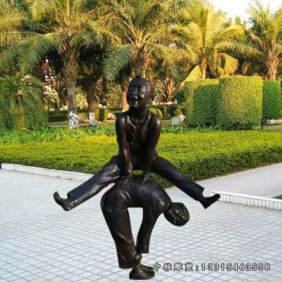 公园跳山羊人物铜雕