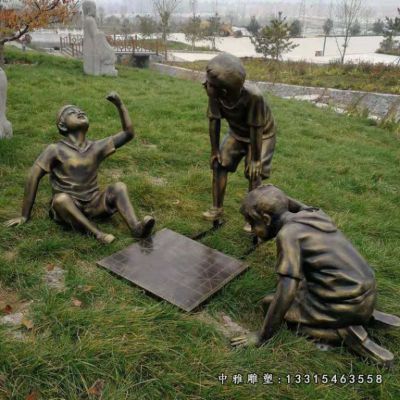 铜雕广场下棋人物