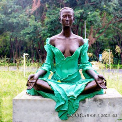 铜雕公园瑜伽人物