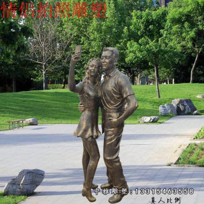 公园铜雕自拍情侣