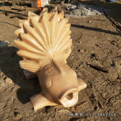 公园晚霞红石雕鱼