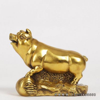 铜雕动物小猪