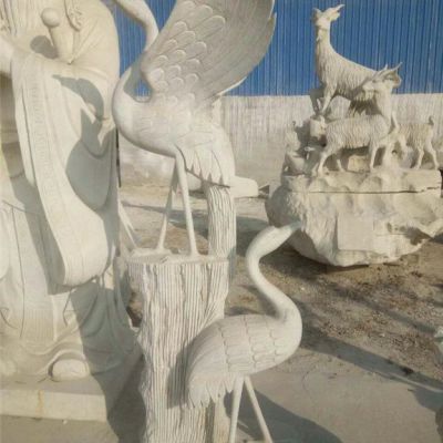 石雕展翅仙鹤摆件