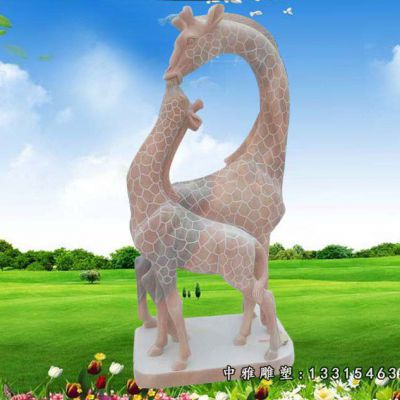 晚霞红石雕长颈鹿