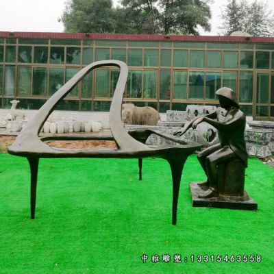 广场弹钢琴铜雕人物