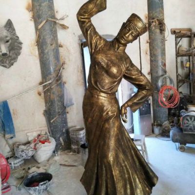 少数民族人物铜雕