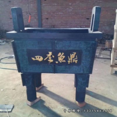 铜雕四足鼎摆件