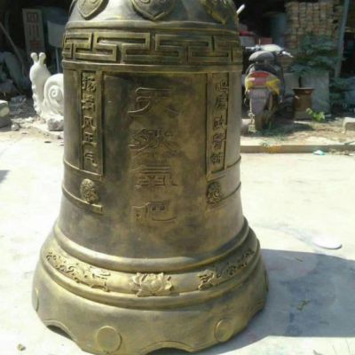 寺院铜钟雕塑
