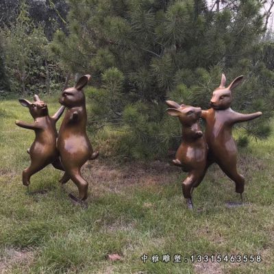 铜雕玩耍兔子