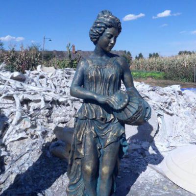 铜雕广场西方人物