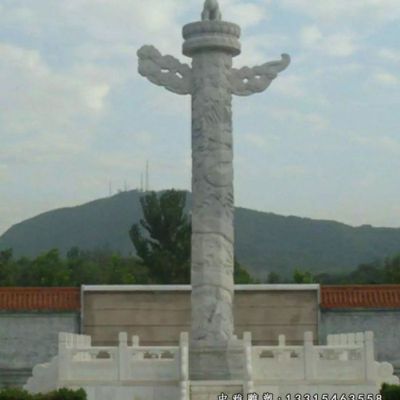 广场龙柱石雕