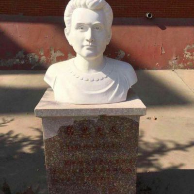 广场石雕居里夫人