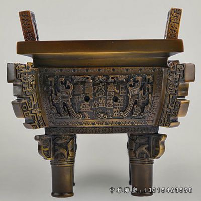 广场四足铜鼎雕塑