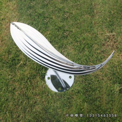 草坪不锈钢鱼雕塑