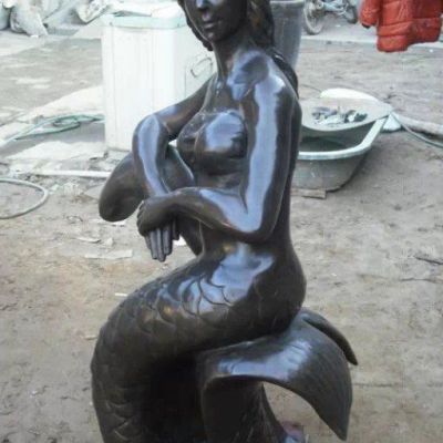 广场美人鱼铜雕