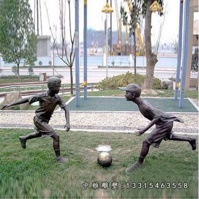 铜雕公园踢足球人物