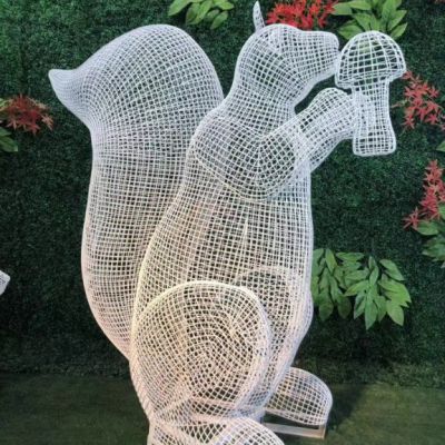 不锈钢镂空松鼠雕塑