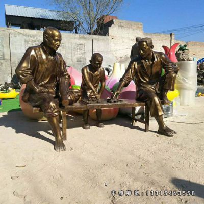 广场铜雕下棋人物