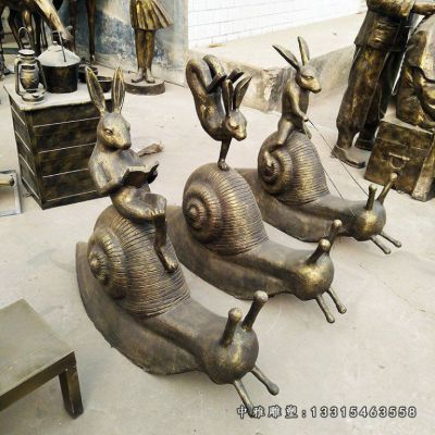 铜雕爬行蜗牛