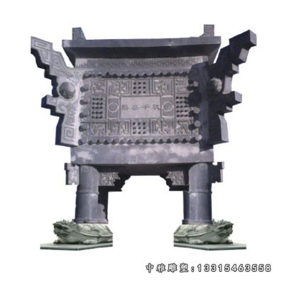 广场石雕四足鼎