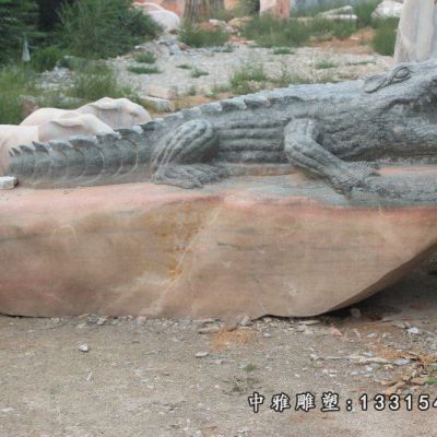公园石雕鳄鱼