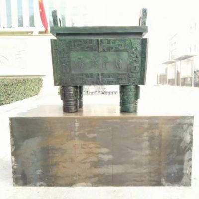 寺院铜雕四足鼎