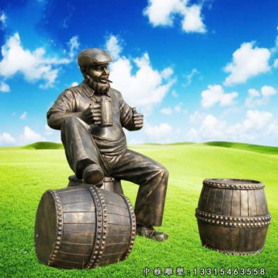 铜雕公园喝酒人物