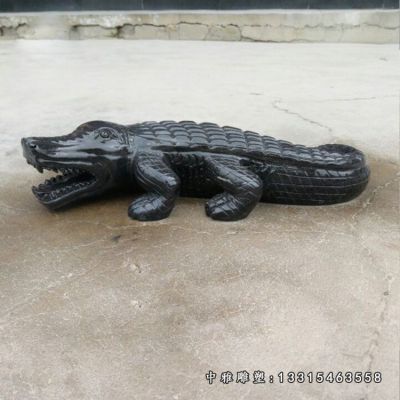 公园石雕鳄鱼