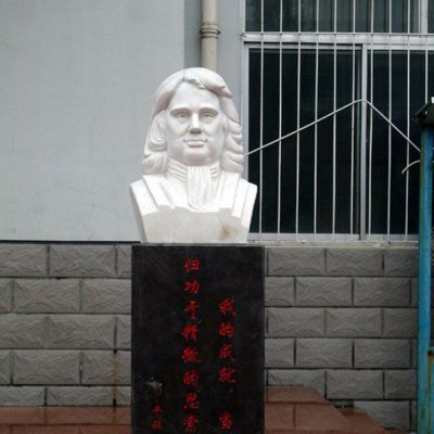 石雕西方人物牛顿