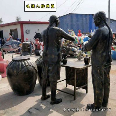 公园铜雕喝酒人物