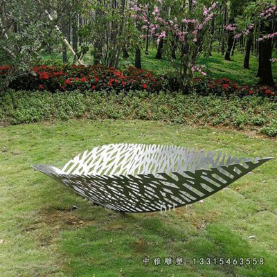 不锈钢草坪树叶雕塑