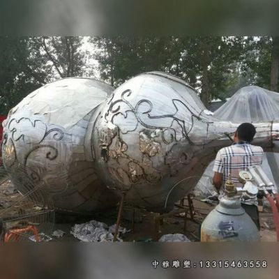 不锈钢喷水葫芦雕塑