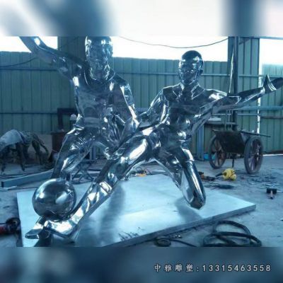公园不锈钢踢足球人物