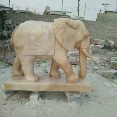 晚霞红卷鼻石雕大象