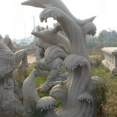 公园石雕戏球海豚