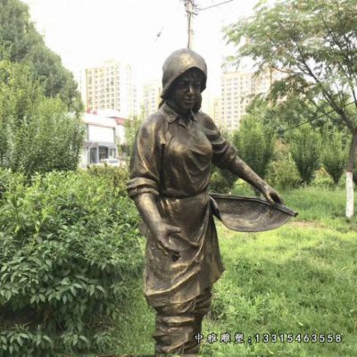 铜雕农耕播种人物